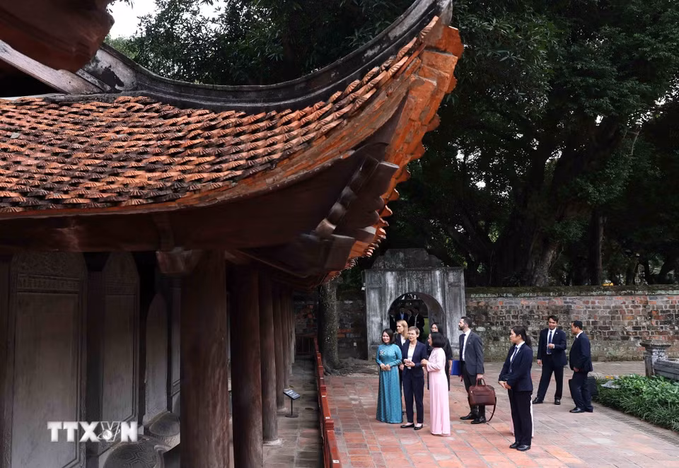 Thủ tướng Liechtenstein Brigitte Haas nghe giới thiệu về 82 tấm bia Tiến sỹ trong Văn Miếu-Quốc Tử Giám. (Ảnh: An Đăng/TTXVN)
