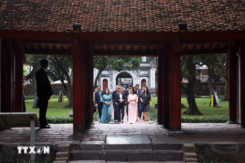 Thủ tướng Liechtenstein Brigitte Haas tham quan Khu di tích quốc gia đặc biệt Văn Miếu-Quốc Tử Giám. (Ảnh: An Đăng/TTXVN)