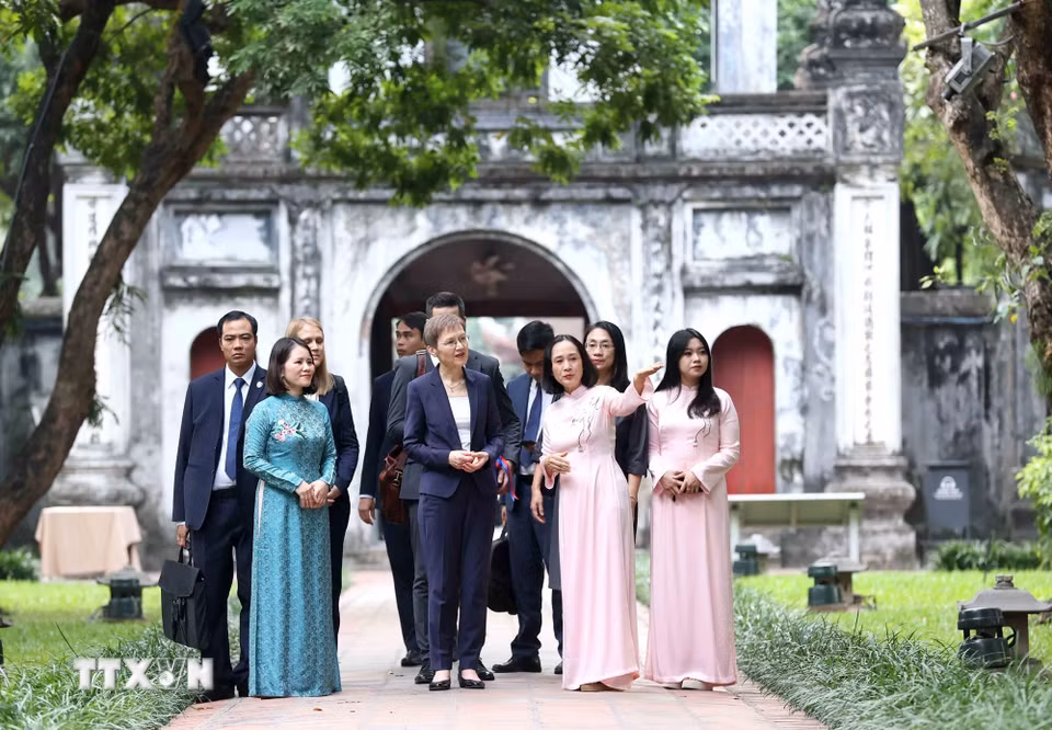 Hướng dẫn viên giới thiệu với Thủ tướng Liechtenstein Brigitte Haas về Khu di tích quốc gia đặc biệt Văn Miếu-Quốc Tử Giám. (Ảnh: An Đăng/TTXVN)