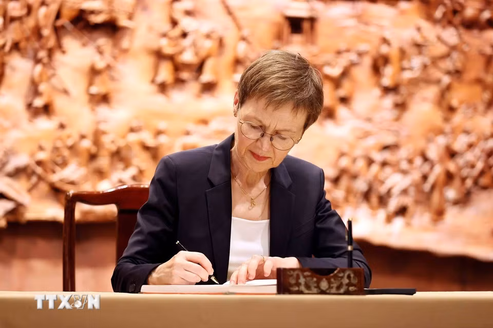 Thủ tướng Liechtenstein Brigitte Haas ghi lưu bút tại Văn Miếu-Quốc Tử Giám. (Ảnh: An Đăng/TTXVN)