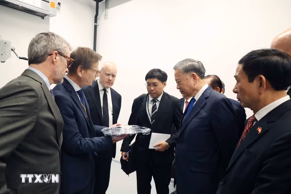 Tổng Bí thư, Chủ tịch nước Tô Lâm cùng Nhà Vua Đan Mạch Frederik X thăm Viện nghiên cứu Niels Bohr, thuộc Đại học Copenhagen. (Ảnh: Thống Nhất/TTXVN)