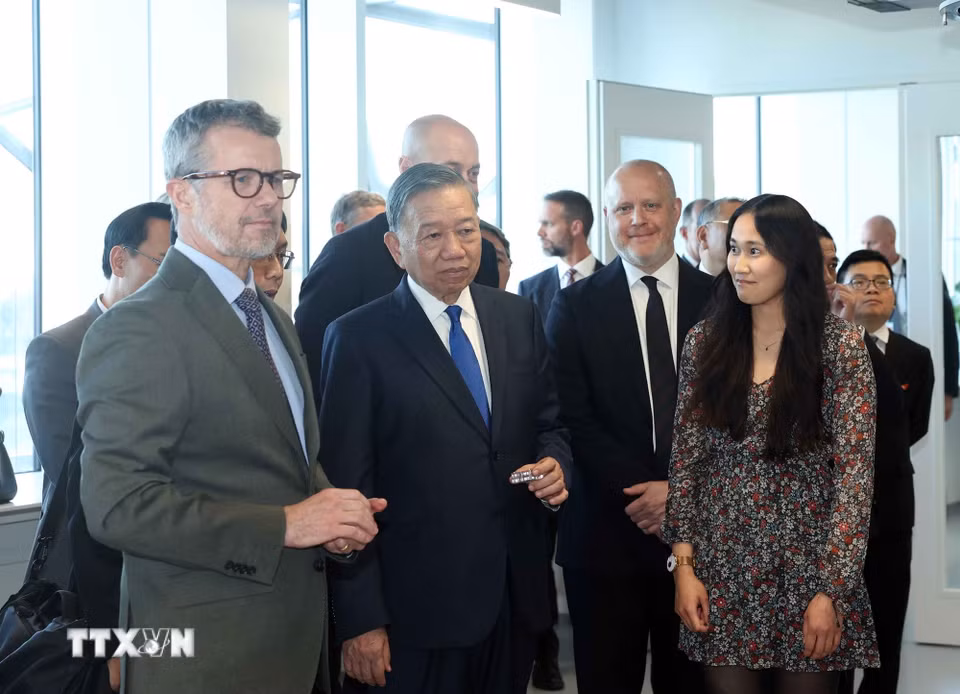 Tổng Bí thư, Chủ tịch nước Tô Lâm cùng Nhà Vua Đan Mạch Frederik X thăm Viện nghiên cứu Niels Bohr, thuộc Đại học Copenhagen. (Ảnh: Thống Nhất/TTXVN)