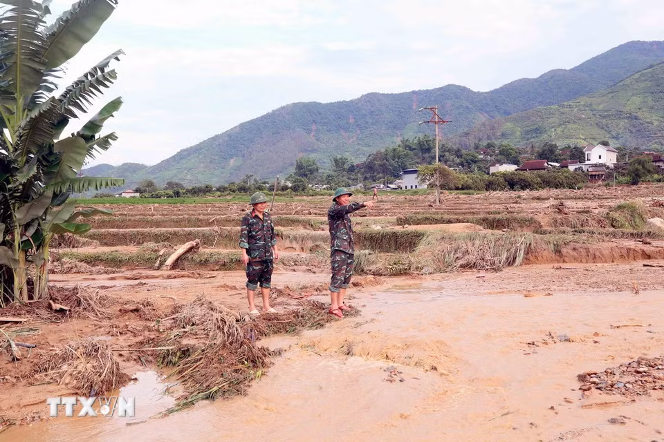 Các lực lượng chức năng khẩn trương tìm kiếm người mất tích tại xã Chiềng Sơ, tỉnh Sơn La. (Ảnh: Quang Quyết/TTXVN)