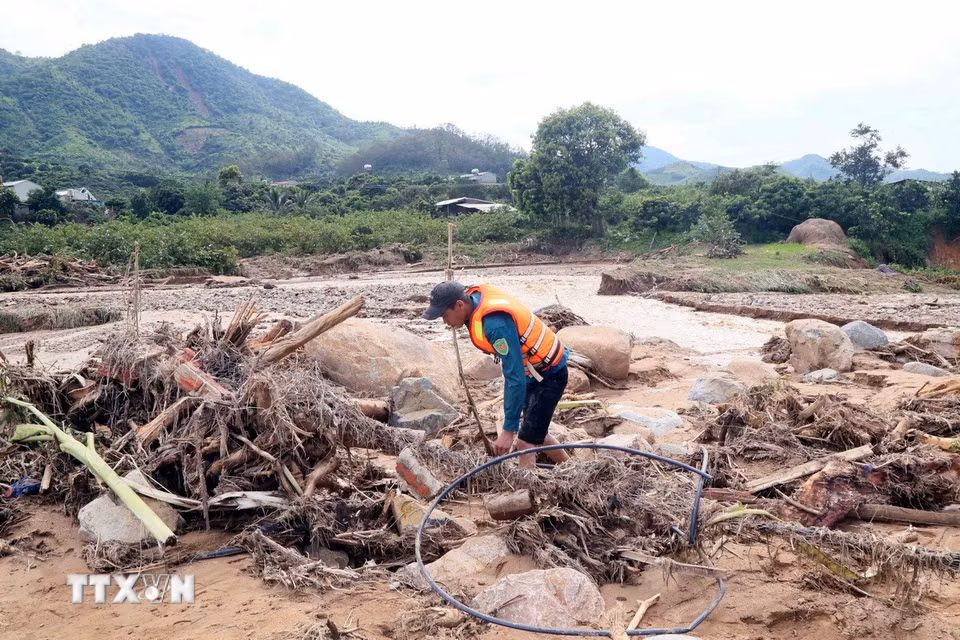 Lực lượng chức năng khẩn trương tìm kiếm người mất tích tại xã Chiềng Sơ, tỉnh Sơn La. (Ảnh: Quang Quyết/TTXVN)