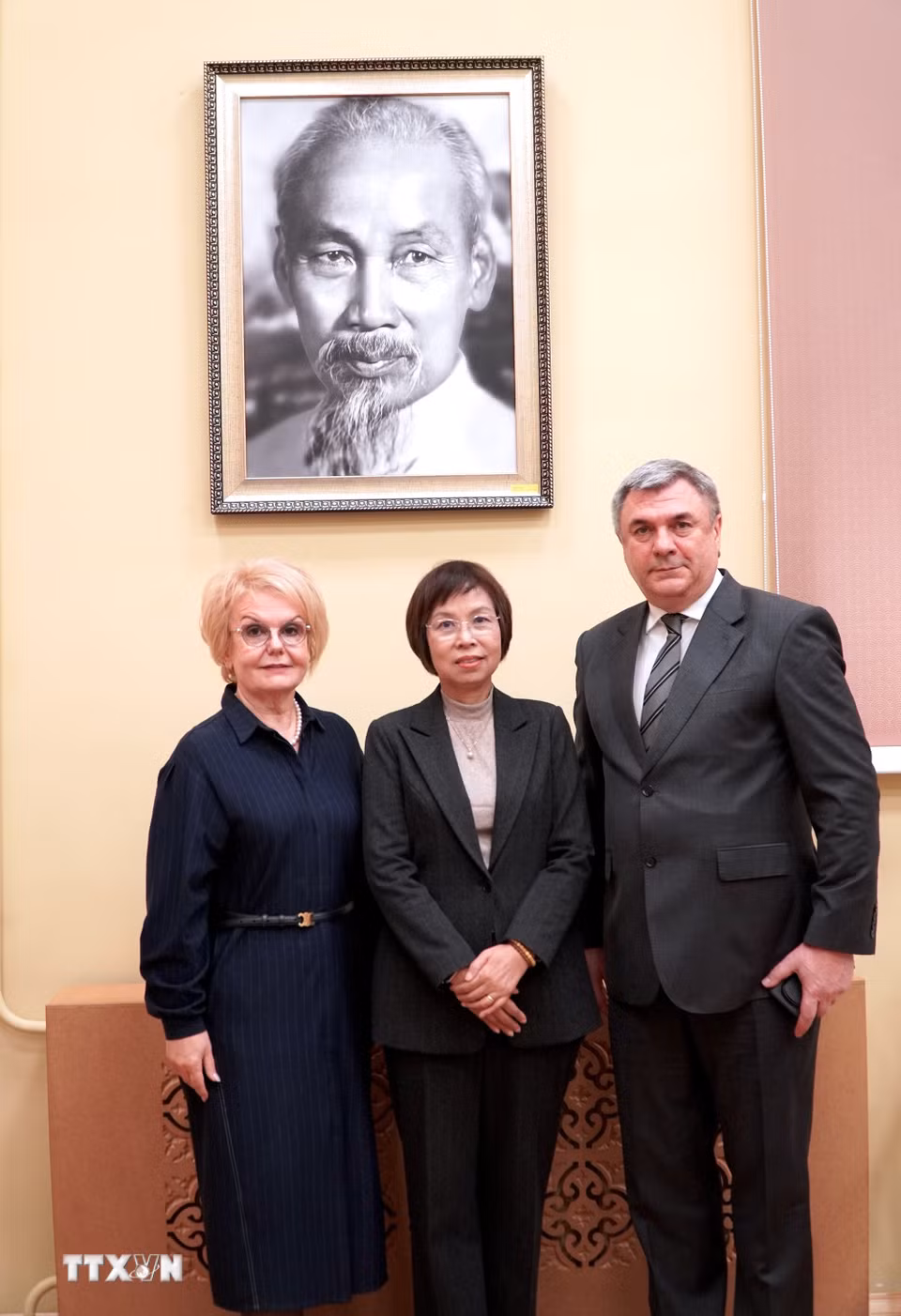 Tổng Giám đốc TTXVN Vũ Việt Trang, Phó Hiệu trưởng Tatyana Ryboretskaya (trái) và Phó Chủ tịch Ủy ban Đối ngoại St.Petersburg Vyacheslav Kalganov. (Ảnh: Trần Hải/TTXVN)