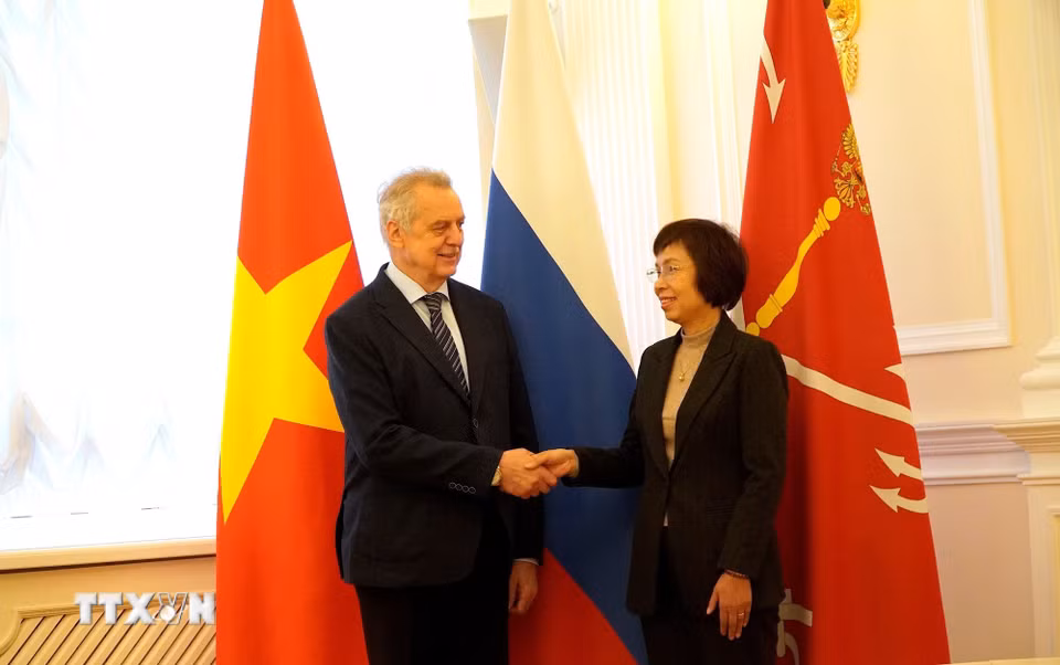 Tổng Giám đốc TTXVN Vũ Việt Trang và Chủ tịch Ủy ban Đối ngoại St.Petersburg Evgeny Grigoriev. (Ảnh: Trần Hải/TTXVN)
