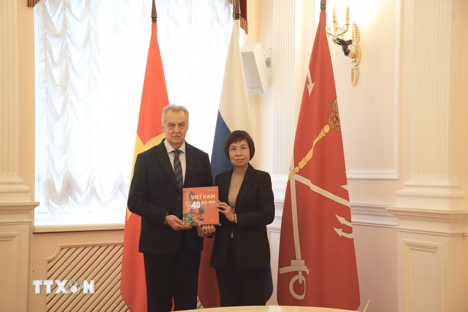 Tổng Giám đốc TTXVN Vũ Việt Trang tặng sách cho Chủ tịch Ủy ban Đối ngoại St.Petersburg Evgeny Grigoriev. (Ảnh: Trần Hải/TTXVN)