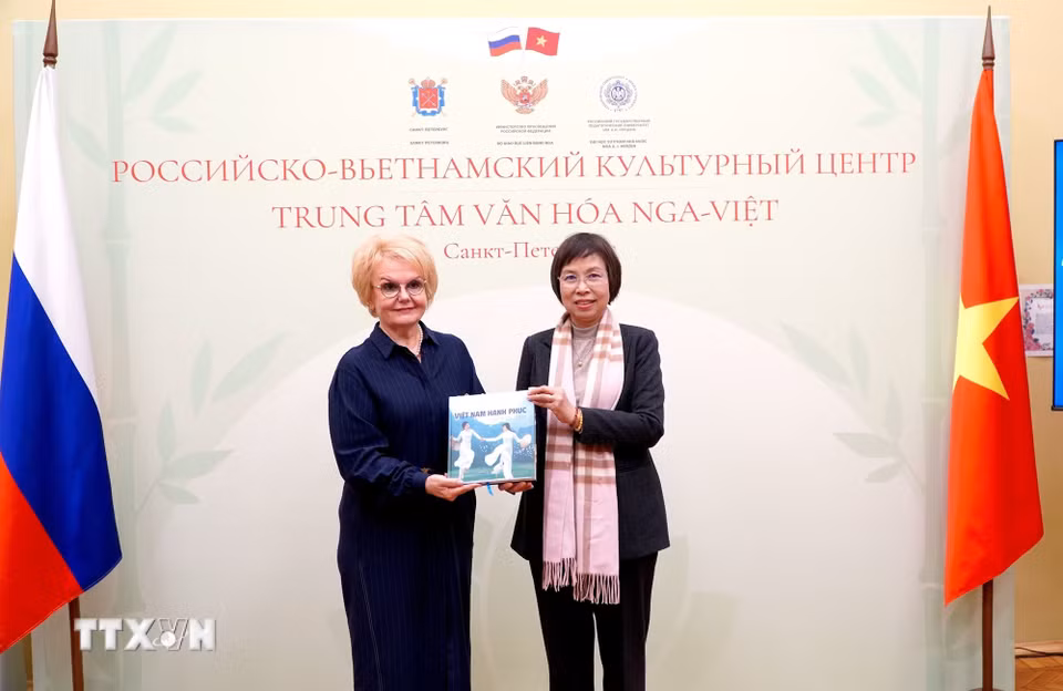 Tổng Giám đốc TTXVN Vũ Việt Trang tặng sách quý cho Phó Hiệu trưởng trường Đại học Sư phạm Quốc gia Nga mang tên Herzen, bà Tatyana Ryboretskaya. (Ảnh: Trần Hải/TTXVN)