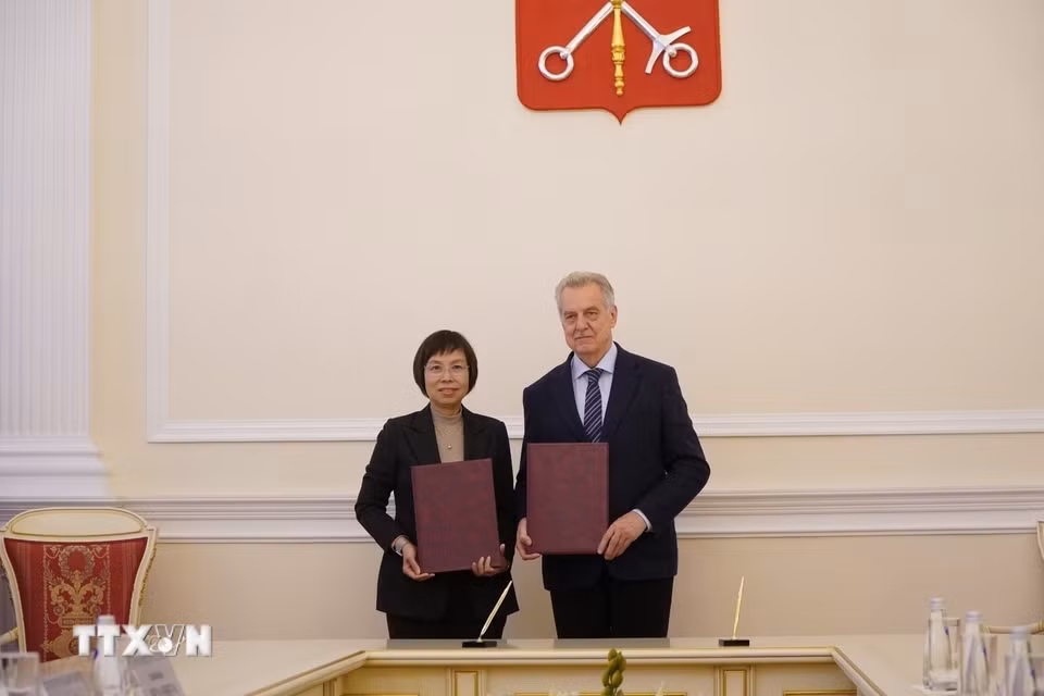 Lễ ký thỏa thuận hợp tác giữa TTXVN và Ủy ban Đối ngoại St.Petersburg. (Ảnh: Tâm Hằng/TTXVN)