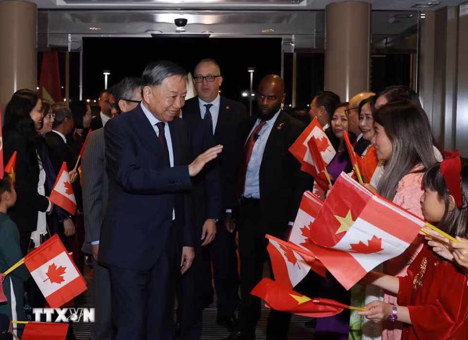 Cán bộ, nhân viên Đại sứ quán và đại diện cộng đồng người Việt Nam tại Canada đón Tổng Bí thư, Chủ tịch nước Tô Lâm. (Ảnh: Thống Nhất/TTXVN)