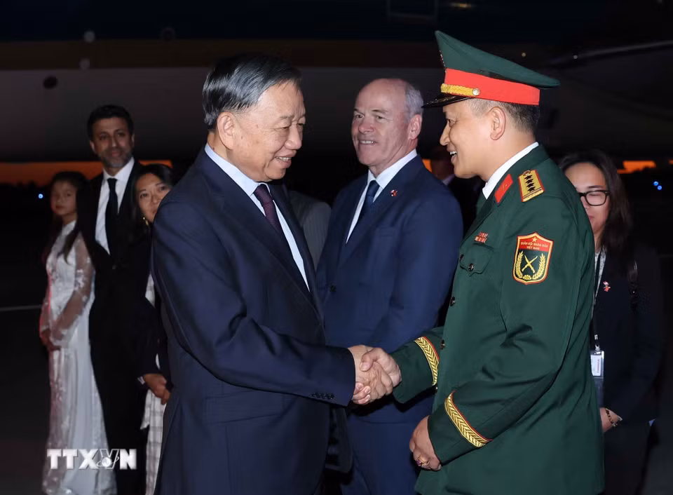Cán bộ, nhân viên Đại sứ quán Việt Nam tại Canada đón Tổng Bí thư, Chủ tịch nước Tô Lâm tại sân bay quốc tế Mcdonald-Cartier, Ottawa. (Ảnh: Thống Nhất/TTXVN)