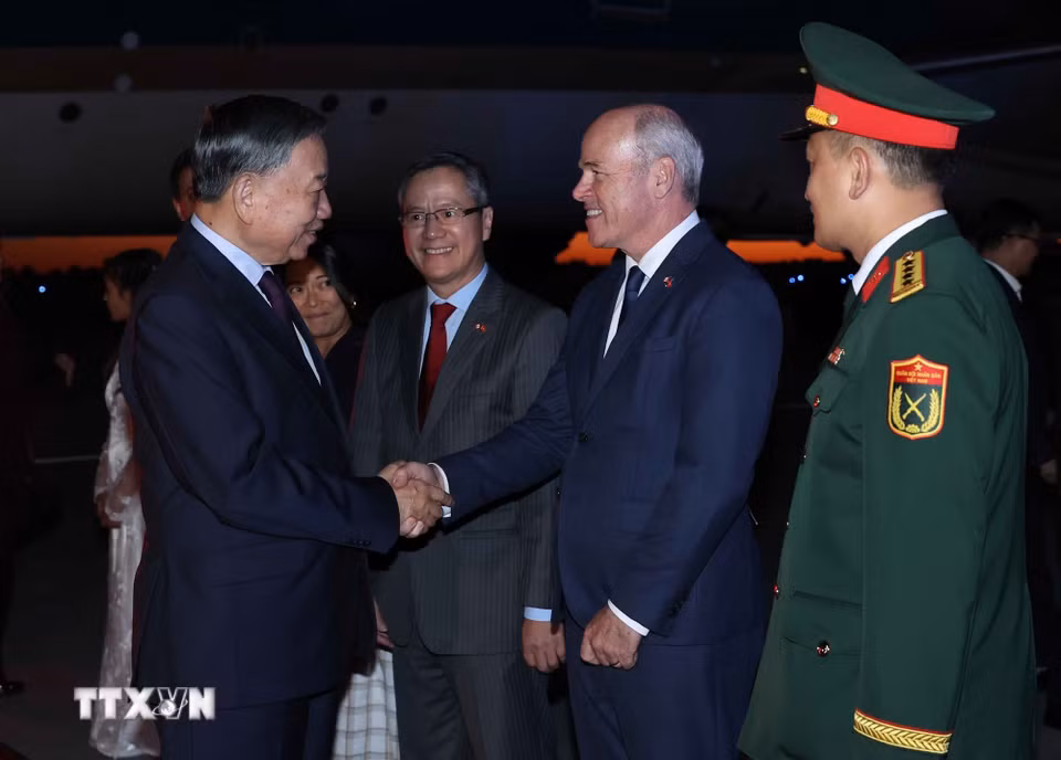 Quan chức Chính phủ Canada và cán bộ, nhân viên Đại sứ quán Việt Nam đón Tổng Bí thư, Chủ tịch nước Tô Lâm tại sân bay quốc tế Mcdonald-Cartier, Ottawa. (Ảnh: Thống Nhất/TTXVN)