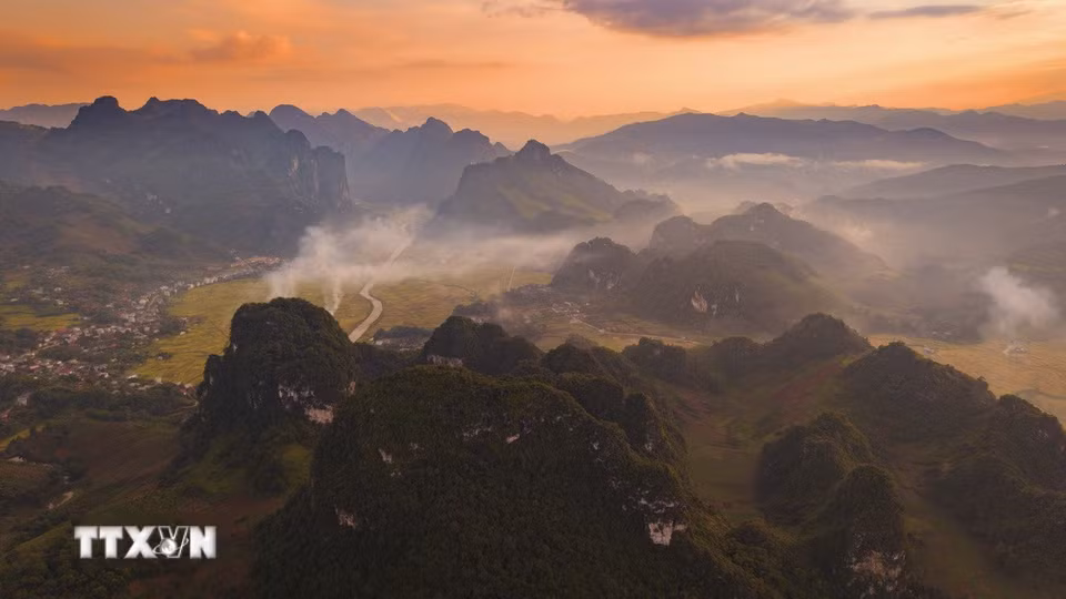 Ánh hoàng hôn phủ sắc vàng cam lên những dãy núi và cánh đồng, tạo nên khung cảnh ấn tượng ở Chiềng Sinh. (Ảnh: Xuân Tư/TTXVN)