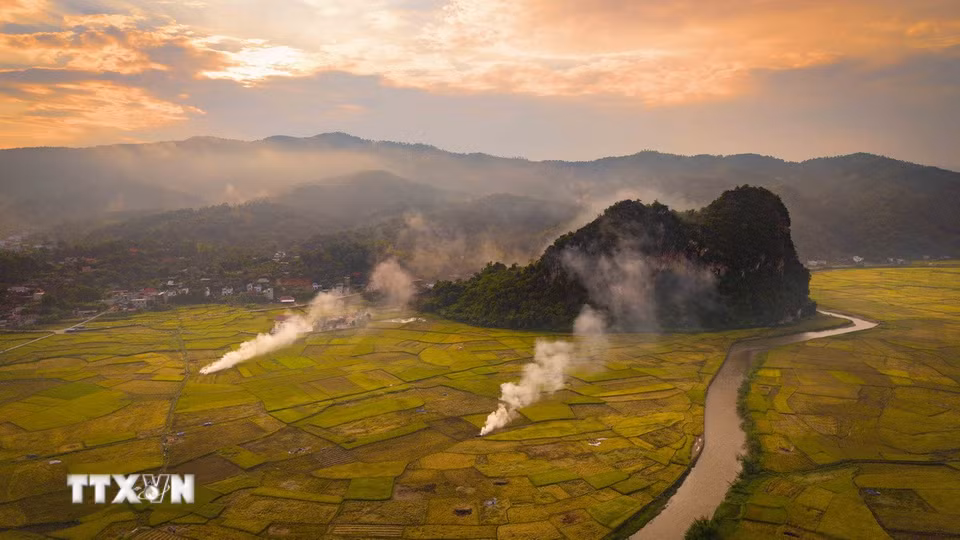 Hoàng hôn nhuộm vàng những dãy núi đá và cánh đồng lúa, tạo nên khung cảnh bình yên ở Chiềng Sinh. (Ảnh: Xuân Tư/TTXVN)