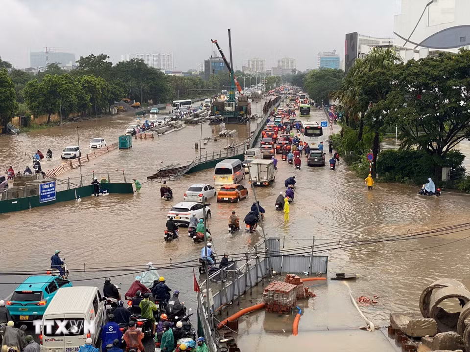 Phố Đàm Quang Trung chìm trong biển nước. (Ảnh: Nhật Anh/TTXVN)