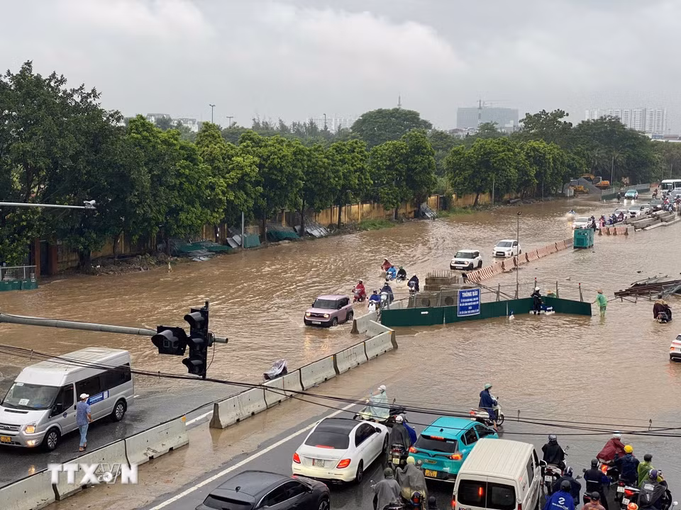 Phố Đàm Quang Trung chìm trong biển nước. (Ảnh: Nhật Anh/TTXVN)