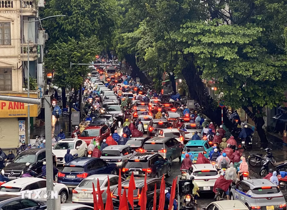 Dòng xe nối đuôi nhau trên phố Lò Đúc. (Ảnh: Nhật Anh/TTXVN)
