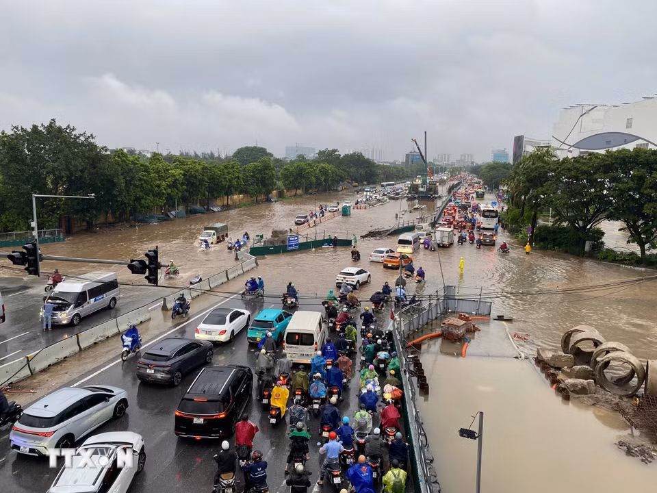 Phố Đàm Quang Trung chìm trong biển nước. (Ảnh: Nhật Anh/TTXVN)