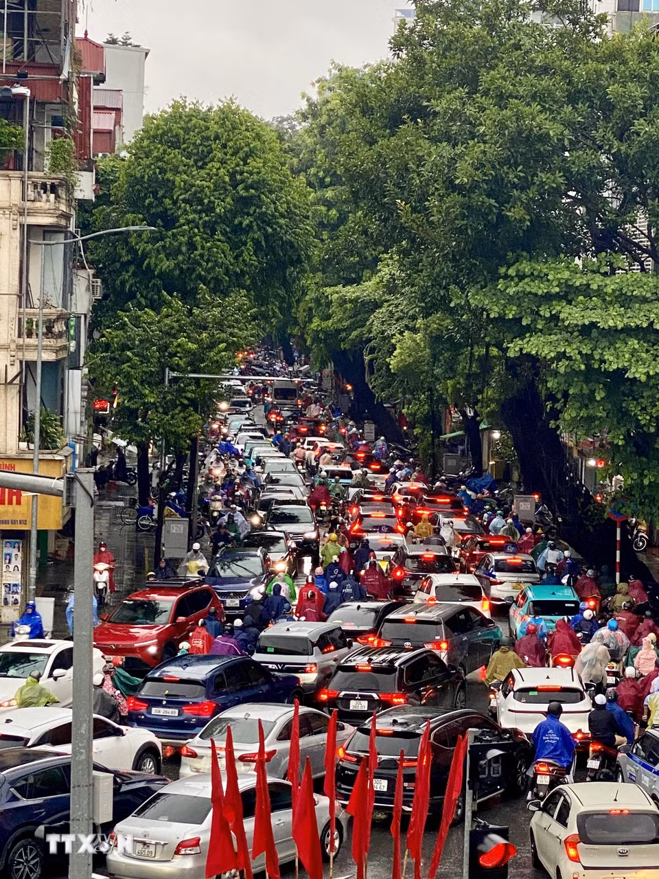 Dòng xe nối đuôi nhau trên phố Lò Đúc. (Ảnh: Nhật Anh/TTXVN)