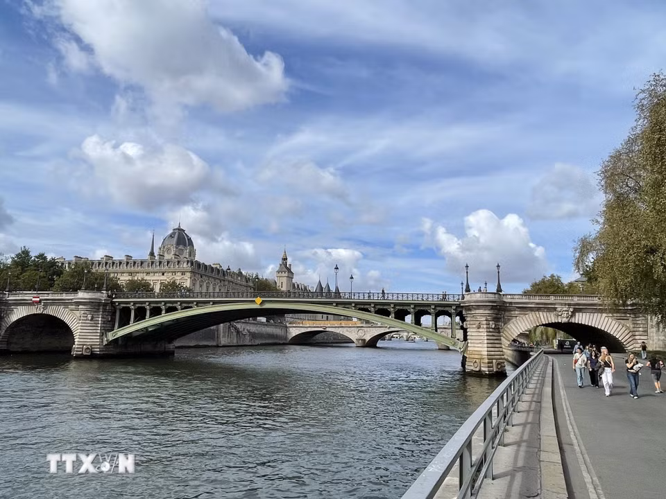 Cầu Pont Notre-Dame với nhịp vòm kim loại lớn ở giữa. Phiên bản cầu đá trước đây từng xảy ra nhiều tai nạn đường thủy đến mức bị gọi là “Cầu Quỷ”; ba vòm giữa sau đó được thay bằng một vòm kim loại dài khoảng 60 m để mở rộng luồng tàu; công trình cải tạo được khánh thành năm 1919. (Ảnh: Trần Đức Hùng/TTXVN)