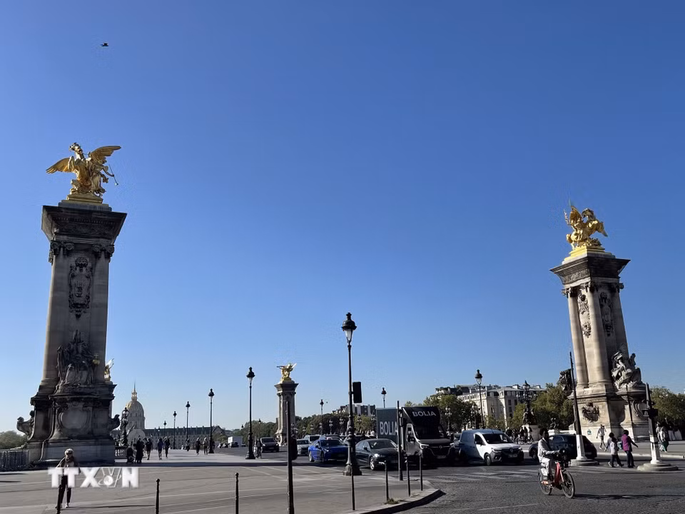 Cầu Alexandre III: Các trụ cầu Alexandre III với mái vòm Điện Invalides ở phía xa. Cây cầu nối khu Invalides với khu vực Grand Palais - Petit Palais, tạo thành một trong những trục cảnh quan nổi bật bên sông Seine. (Ảnh: Trần Đức Hùng/TTXVN)