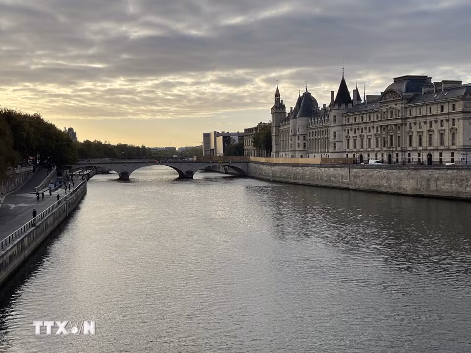 Cầu Pont au Change với ba nhịp vòm đá bắc qua sông Seine. Dấu ấn đặc trưng của công trình là những phù điêu chữ “N” của Hoàng đế Napoléon III, bao quanh bởi vòng nguyệt quế. (Ảnh: Trần Đức Hùng/TTXVN)