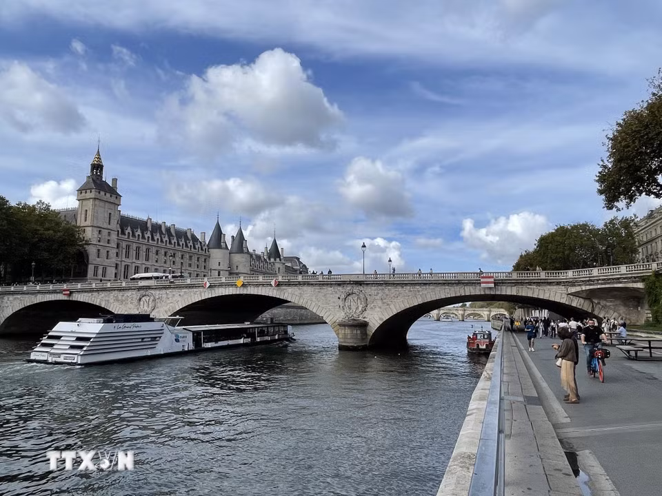 Cầu Pont au Change với quần thể Conciergerie phía sau, tạo nên một trong những cảnh quan lịch sử đặc trưng của đảo Île de la Cité. Cây cầu được nhận biết bởi những phù điêu chữ “N” mang dấu ấn thời Napoléon III. (Ảnh: Trần Đức Hùng/TTXVN)