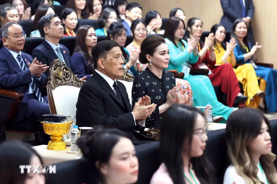 Nhà vua Thái Lan Maha Maha Vajiralongkorn Phra Vajiraklaochaoyuhua cùng Hoàng hậu Suthida Bajrasudhabimalalakshana dự buổi gặp gỡ với lãnh đạo, giảng viên, cán bộ và sinh viên Trung tâm Ngôn ngữ và Văn hóa Thái Lan, Trường Đại học Hà Nội. (Ảnh: An Đăng/TTXVN)