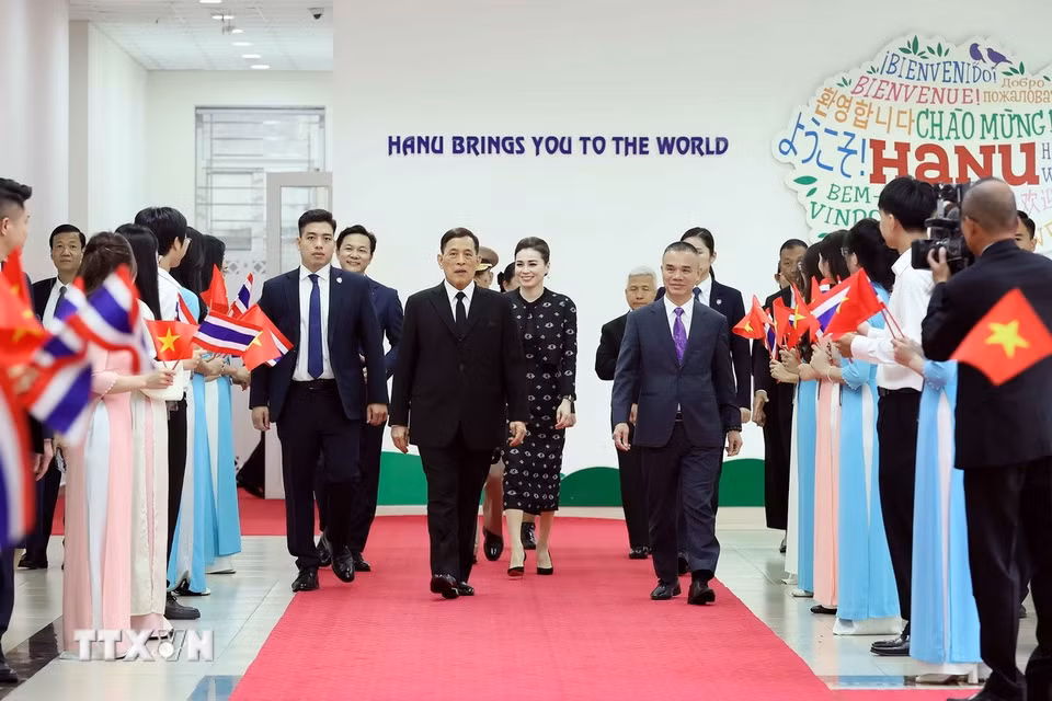 Nhà vua Thái Lan Maha Maha Vajiralongkorn Phra Vajiraklaochaoyuhua cùng Hoàng hậu Suthida Bajrasudhabimalalakshana đến thăm Trung tâm Văn hóa Thái Lan tại Trường Đại học Hà Nội. (Ảnh: An Đăng/TTXVN)