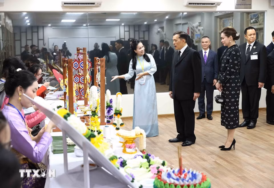 Nhà vua Thái Lan Maha Maha Vajiralongkorn Phra Vajiraklaochaoyuhua cùng Hoàng hậu Suthida Bajrasudhabimalalakshana tham quan gian trưng bày các sản phẩm truyền thống Thái Lan do sinh viên Trường Đại học Hà Nội thể hiện. (Ảnh: An Đăng/TTXVN)