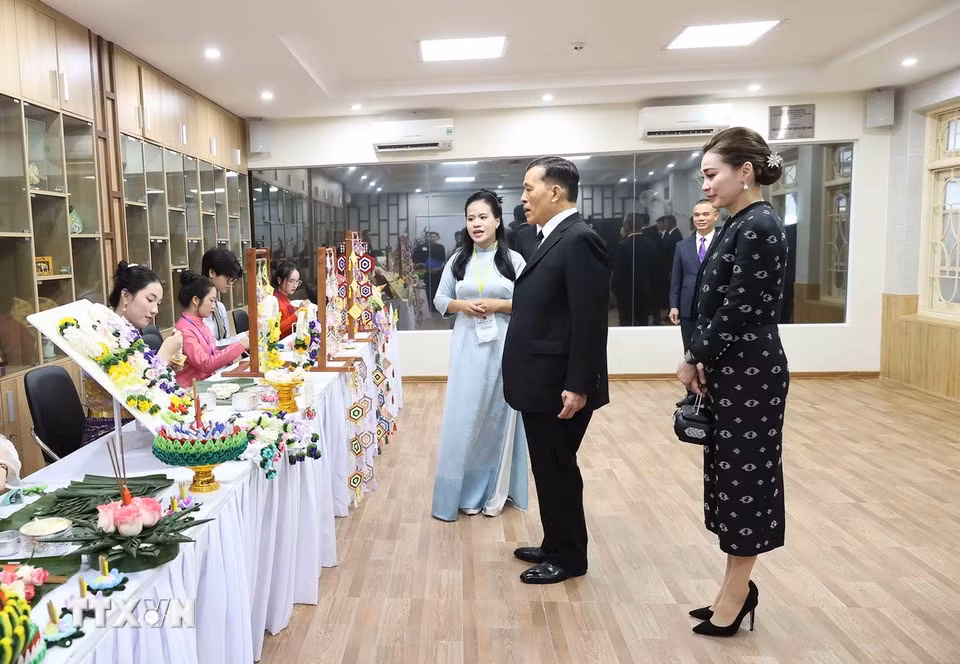 Nhà vua Thái Lan Maha Maha Vajiralongkorn Phra Vajiraklaochaoyuhua cùng Hoàng hậu Suthida Bajrasudhabimalalakshana tham quan gian trưng bày các sản phẩm truyền thống Thái Lan do sinh viên Trường Đại học Hà Nội thể hiện. (Ảnh: An Đăng/TTXVN)
