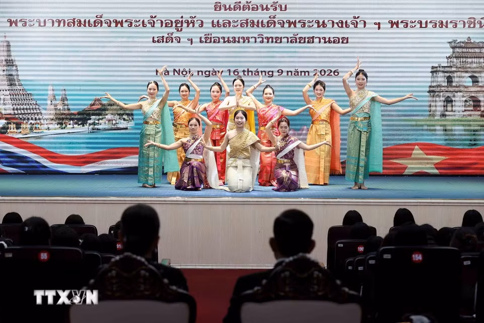 Tiết mục văn nghệ chào mừng Nhà vua Thái Lan Maha Maha Vajiralongkorn Phra Vajiraklaochaoyuhua cùng Hoàng hậu Suthida Bajrasudhabimalalakshana. (Ảnh: An Đăng/TTXVN)