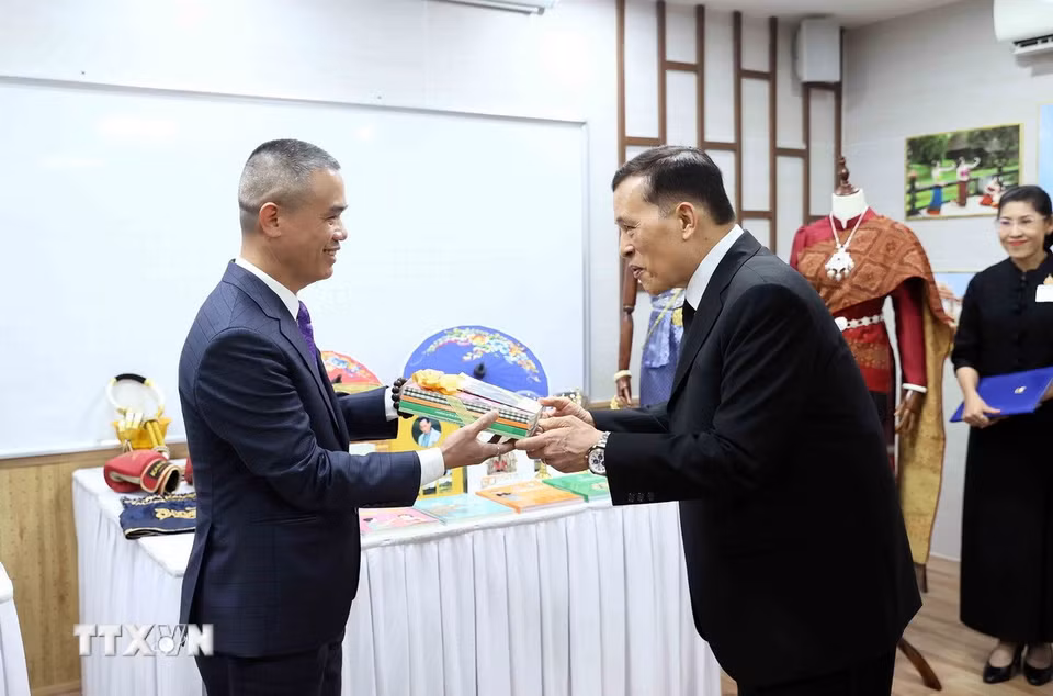 Nhà vua Thái Lan Maha Maha Vajiralongkorn Phra Vajiraklaochaoyuhua trao tặng tài liệu và phương tiện giảng dạy cho Trung tâm Ngôn ngữ và Văn hóa Thái Lan, Trường Đại học Hà Nội. (Ảnh: An Đăng/TTXVN)