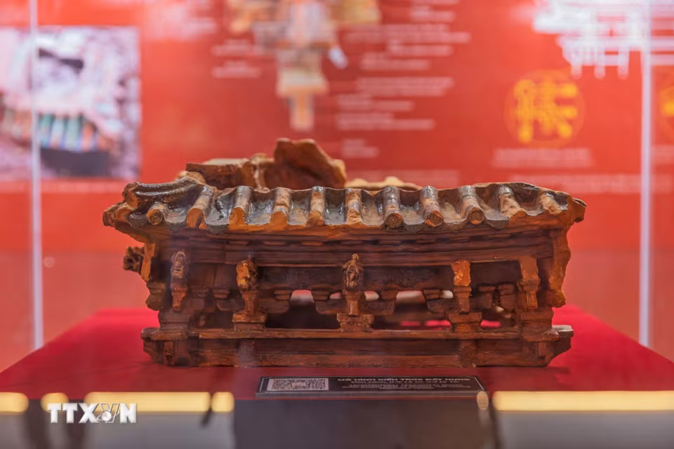 Mô hình đất nung kiến trúc thời Lê sơ, niên đại thế kỷ XV là Bảo vật quốc gia được công nhận năm 2024. Hiện vật được phát hiện trong khu vực Chính điện Kính Thiên và lưu giữ rõ hệ cột, hệ xà, hệ đấu củng cùng cấu tạo bộ mái, trở thành một trong những bằng chứng quan trọng nhất để nghiên cứu kiến trúc cung đình thời Lê sơ. (Ảnh: Phạm Tuấn Anh/TTXVN)