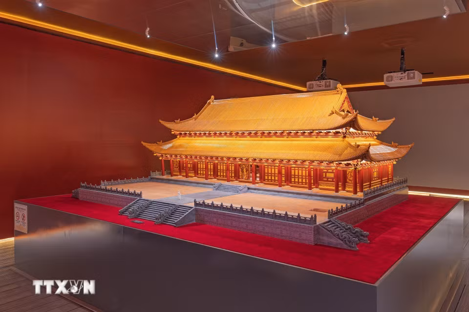 Mô hình Điện Kính Thiên nhìn từ góc nghiêng, thể hiện nền điện, hệ thống cột, bộ mái và thềm bậc. Các phương án nghiên cứu trước đây từng giả định mặt bằng chính điện gồm 9 gian theo chiều ngang; kết quả khai quật năm 2026 tiếp tục cung cấp dữ liệu thực địa để xác định chính xác hơn quy mô và tỷ lệ công trình. (Ảnh: Phạm Tuấn Anh/TTXVN)