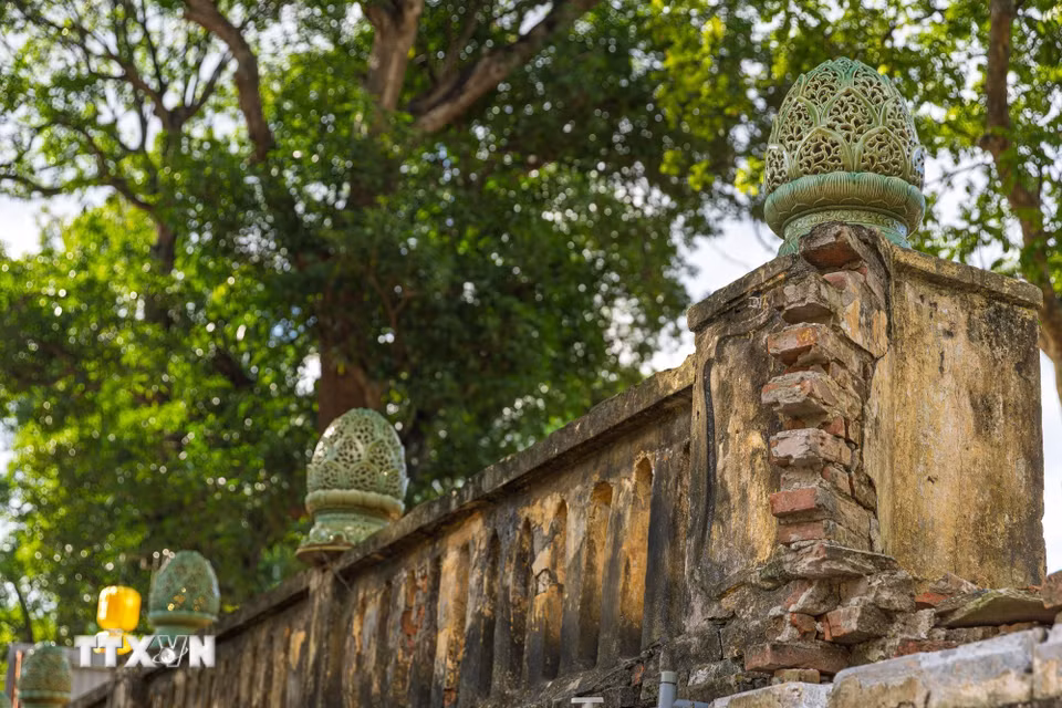 Đoạn lan can hiện hữu ở phía Nam nền Điện Kính Thiên. Sử liệu cho biết năm 1467, triều Lê cho dựng hệ thống lan can đá trên nền điện; khảo cổ học sau này cũng phát hiện nhiều mảnh cấu kiện lan can như tay vịn, trụ, phiến bưng và các chi tiết chạm rồng. Tuy nhiên, hiện trạng khu nền Điện Kính Thiên đã trải qua nhiều giai đoạn biến đổi, vì vậy không nên mặc định toàn bộ phần kiến trúc đang nhìn thấy trong ảnh đều thuộc nguyên gốc thời Lê sơ. (Ảnh: Phạm Tuấn Anh/TTXVN)