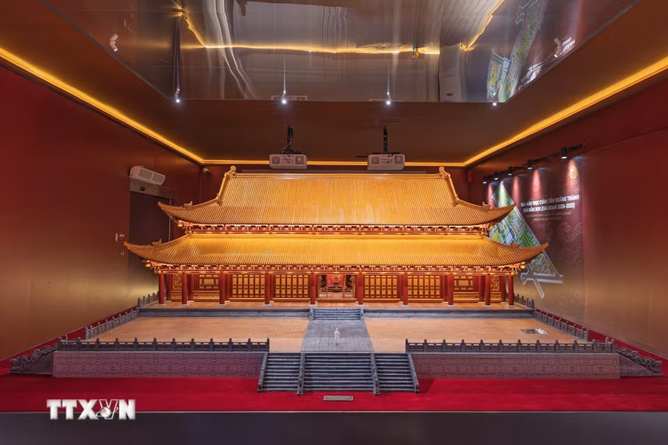 Mô hình nghiên cứu phục dựng hình ảnh Điện Kính Thiên thời Lê sơ được giới thiệu tại Hoàng thành Thăng Long. Quá trình tái hiện kiến trúc được xây dựng trên bốn nhóm tư liệu gồm khảo cổ học, mô hình kiến trúc, tư liệu minh văn và nghiên cứu so sánh với kiến trúc cung điện cổ tại Đông Á. (Ảnh: Phạm Tuấn Anh/TTXVN)