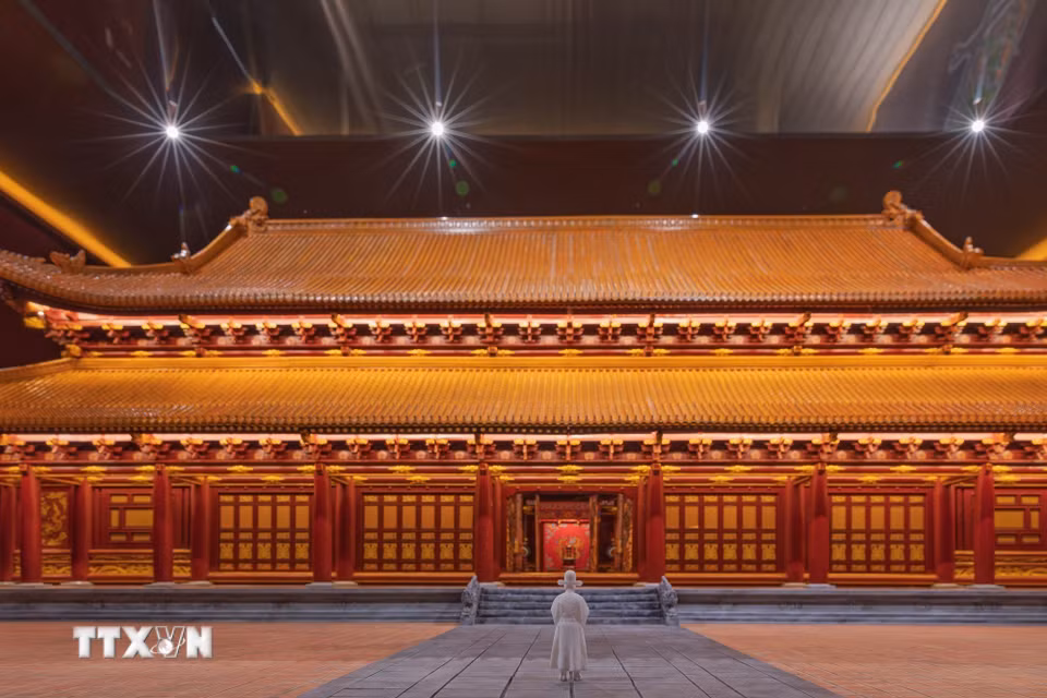 Không gian chính diện trong mô hình nghiên cứu Điện Kính Thiên thể hiện tính đăng đối trên trục trung tâm. Theo kết quả nghiên cứu liên ngành, Điện Kính Thiên và không gian chính điện nằm tại trung tâm Cấm Thành, giữ vai trò trung tâm quyền lực và nghi lễ cung đình của Đại Việt trong nhiều thế kỷ. (Ảnh: Phạm Tuấn Anh/TTXVN)