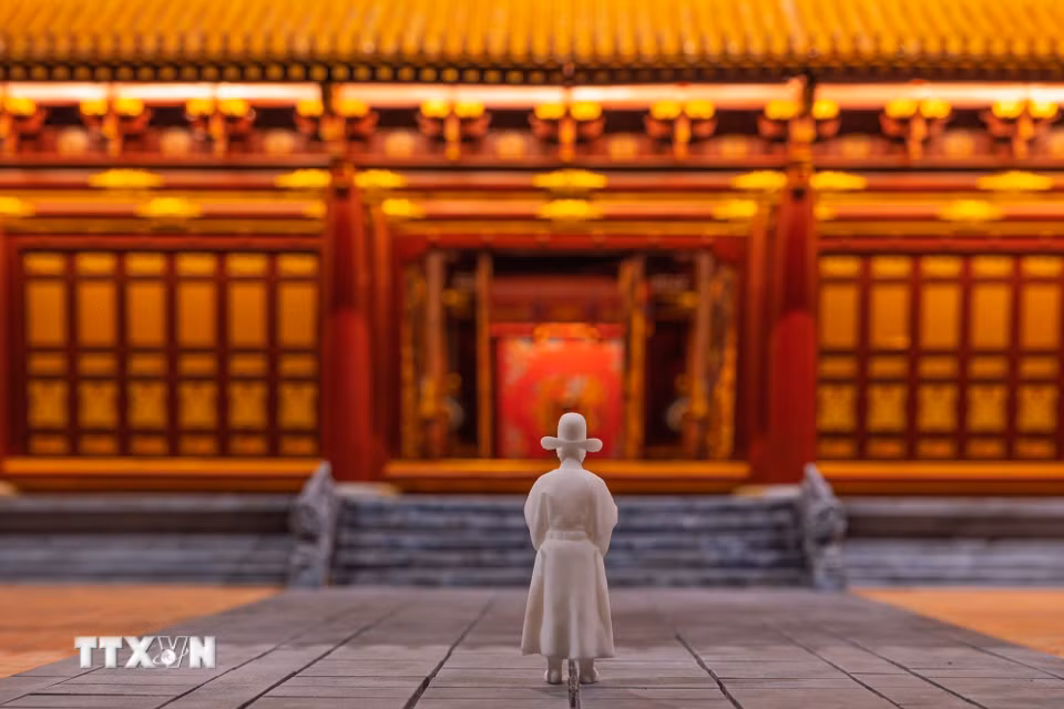 Hình nhân tỷ lệ trên trục chính của mô hình giúp người xem hình dung tương quan giữa con người với quy mô Điện Kính Thiên. Đây là chi tiết minh họa tỷ lệ, không nên đồng nhất hình nhân này với một vị vua cụ thể khi chưa có thông tin xác nhận từ đơn vị trưng bày. (Ảnh: Phạm Tuấn Anh/TTXVN)