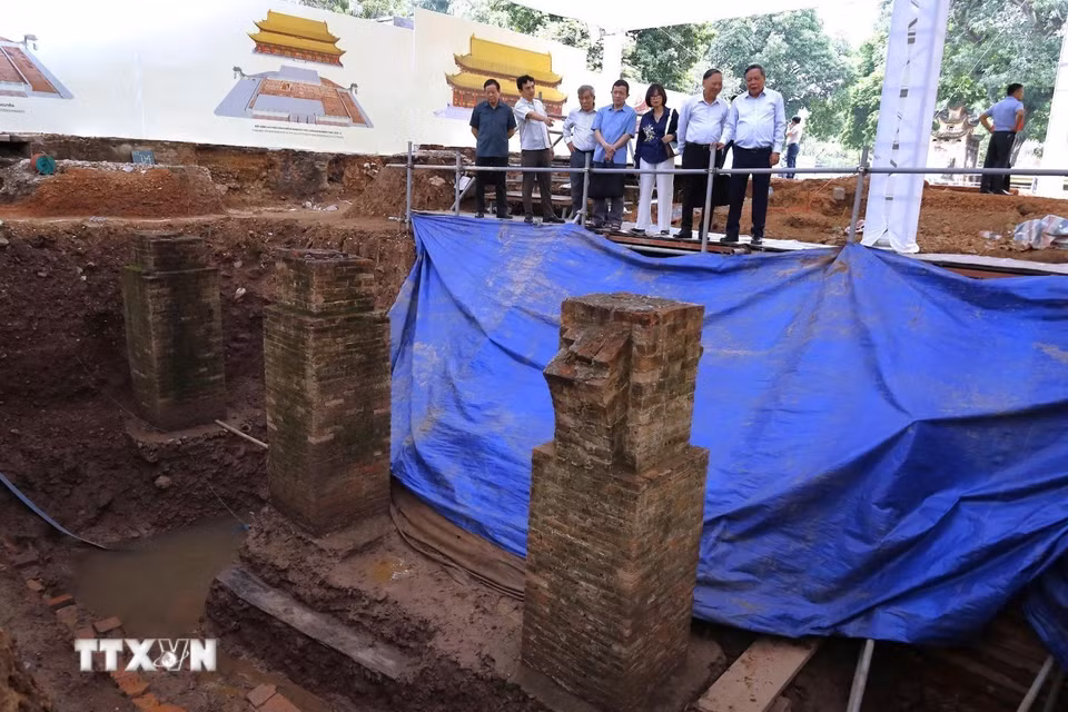 Các nhà khoa học khảo sát hố khai quật khảo cổ với những dấu tích kiến trúc còn nằm trong lòng đất tại khu vực Điện Kính Thiên. Hệ thống nền móng, bó nền và các dấu tích kiến trúc được phát hiện qua khảo cổ góp phần bổ sung dữ liệu để từng bước giải mã cấu trúc không gian trung tâm của Hoàng thành Thăng Long. (Ảnh: Tư liệu Trung tâm Bảo tồn di sản Thăng Long-Hà Nội)