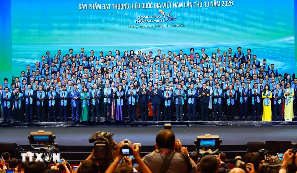 Thủ tướng Lê Minh Hưng với các doanh nghiệp được vinh danh sản phẩm đạt Thương hiệu quốc gia Việt Nam lần thứ 10 - năm 2026. (Ảnh: Dương Giang/TTXVN)