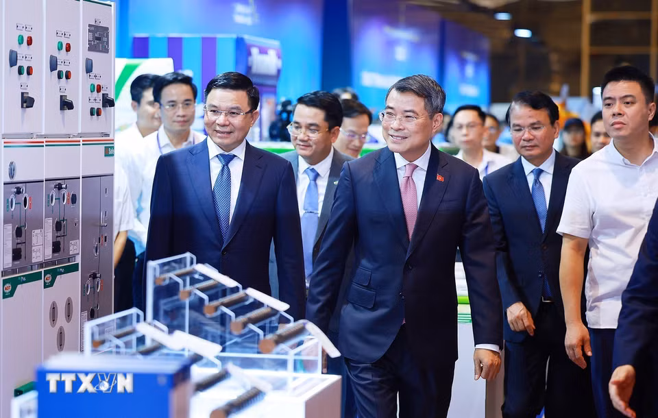 Thủ tướng Lê Minh Hưng tham quan các gian hàng trưng bày sản phẩm đạt Thương hiệu quốc gia. (Ảnh: Dương Giang/TTXVN)