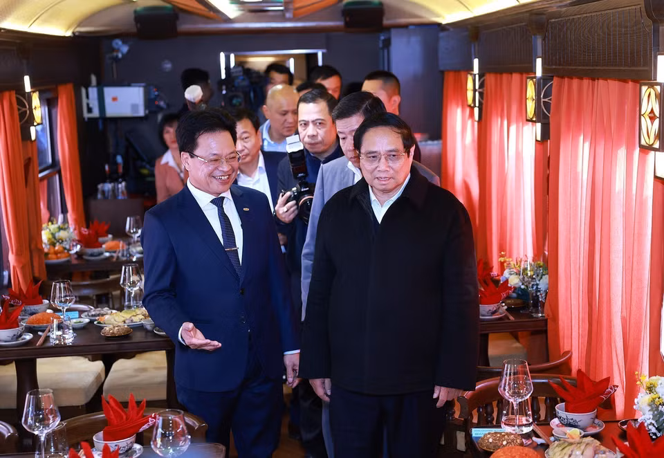 Thủ tướng Phạm Minh Chính kiểm tra chất lượng phục vụ hành khách trên tuyến đường sắt du lịch cao cấp. (Ảnh: Dương Giang/TTXVN)