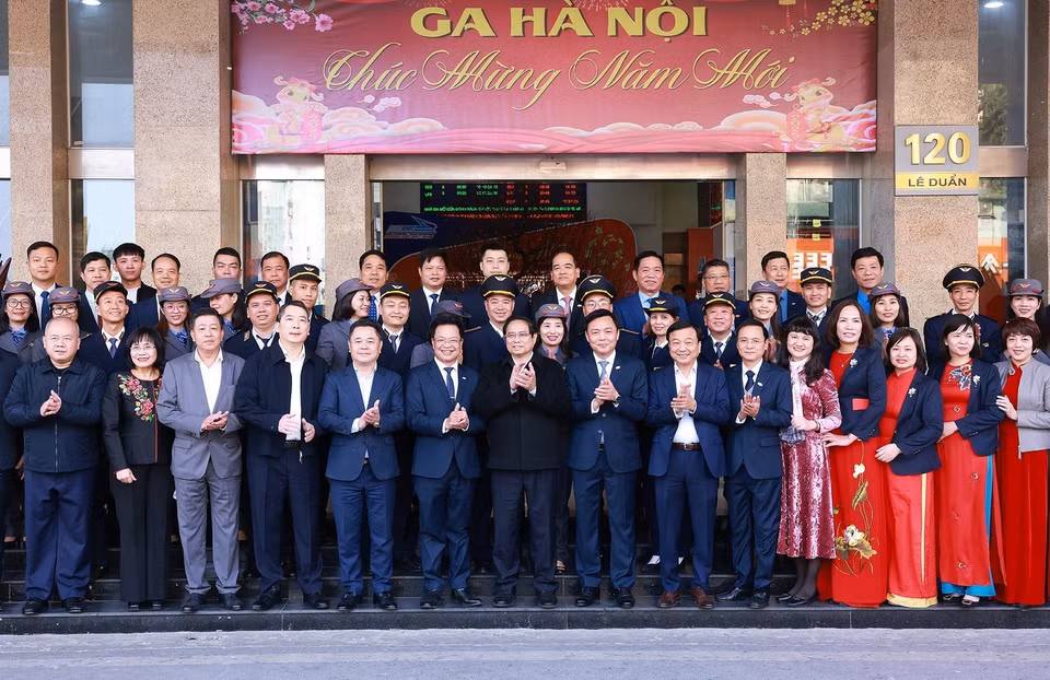 Thủ tướng Phạm Minh Chính với cán bộ, nhân viên ngành đường sắt. (Ảnh: Dương Giang/TTXVN)