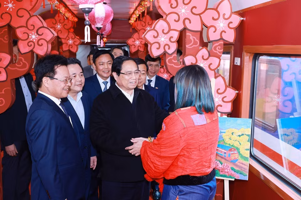Thủ tướng Phạm Minh Chính kiểm tra chất lượng phục vụ hành khách trên tuyến đường sắt du lịch cao cấp. (Ảnh: Dương Giang/TTXVN)