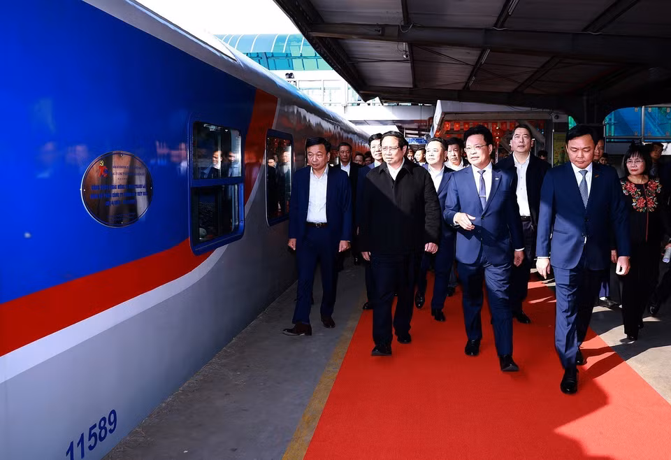 Thủ tướng Phạm Minh Chính kiểm tra tuyến đường sắt du lịch cao cấp của Tổng Công ty Đường sắt Việt Nam. (Ảnh: Dương Giang/TTXVN)