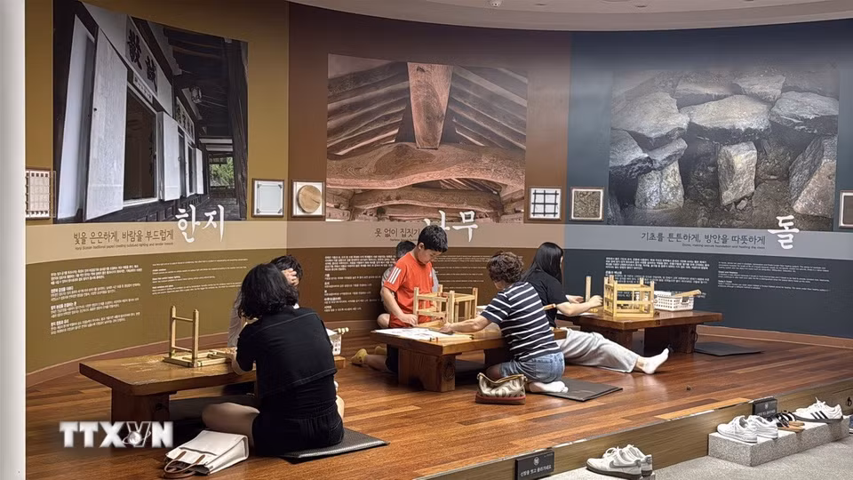 Du khách trải nghiệm các trò chơi dân gian tại Bảo tàng Lịch sử Hanok Eunpyeong. (Ảnh: Nhật Hưng/TTXVN)