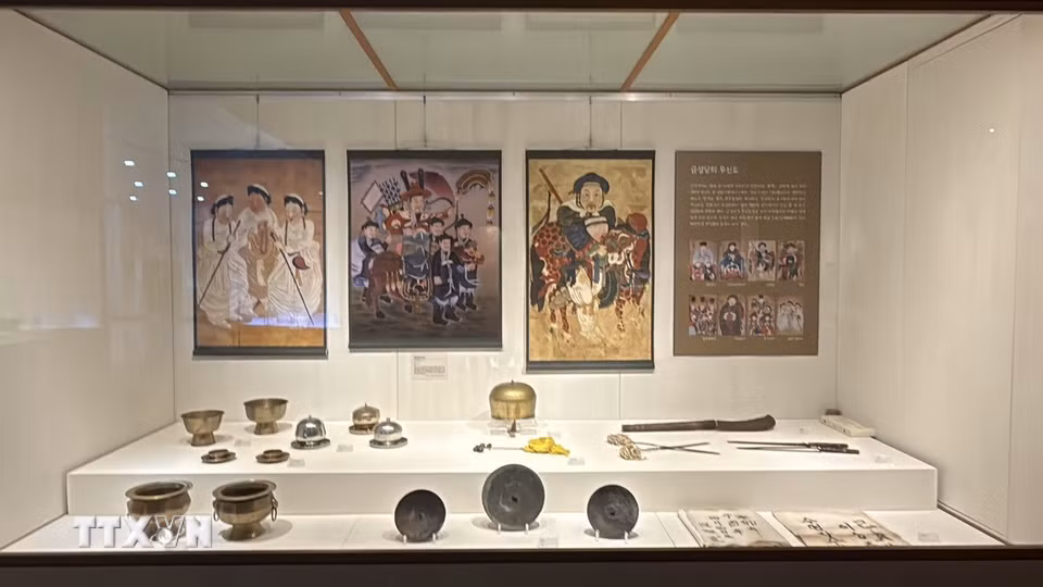 Một số hiện vật được trưng bày tại Bảo tàng Lịch sử Hanok Eunpyeong giới thiệu lịch sử làng Hanok Eunpyeong và các giá trị kiến trúc, văn hóa truyền thống. (Ảnh: Nhật Hưng/TTXVN)