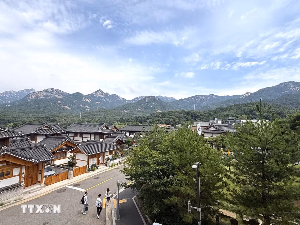 Nằm dưới chân núi Bukhansan, thuộc quận Eunpyeong ở phía Tây Bắc thủ đô Seoul, làng Hanok Eunpyeong là khu dân cư mang kiến trúc truyền thống Hàn Quốc được quy hoạch hài hòa với cảnh quan thiên nhiên. Những ngôi nhà hanok với mái ngói cong đặc trưng nổi bật trên nền núi Bukhansan tạo nên khung cảnh thanh bình, thu hút đông đảo du khách trong và ngoài nước. (Ảnh: Nhật Hưng/TTXVN)