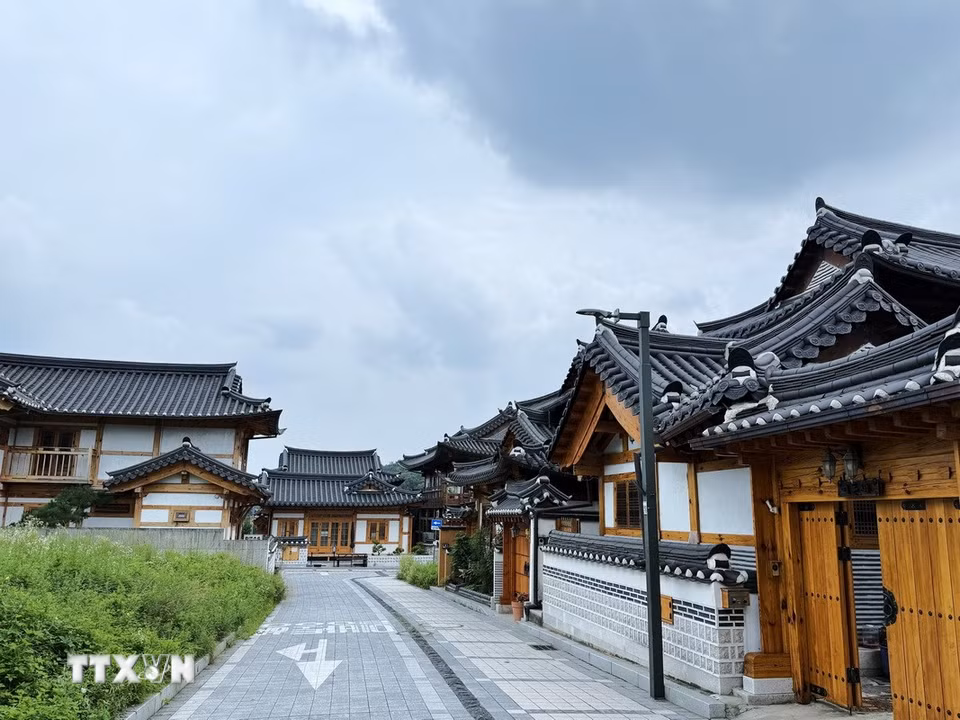 Hình ảnh những ngôi nhà hanok tiêu biểu trong khu bảo tồn kiến trúc truyền thống, lưu giữ những giá trị văn hóa và nghệ thuật xây dựng Hàn Quốc. (Ảnh: Nhật Hưng/TTXVN)